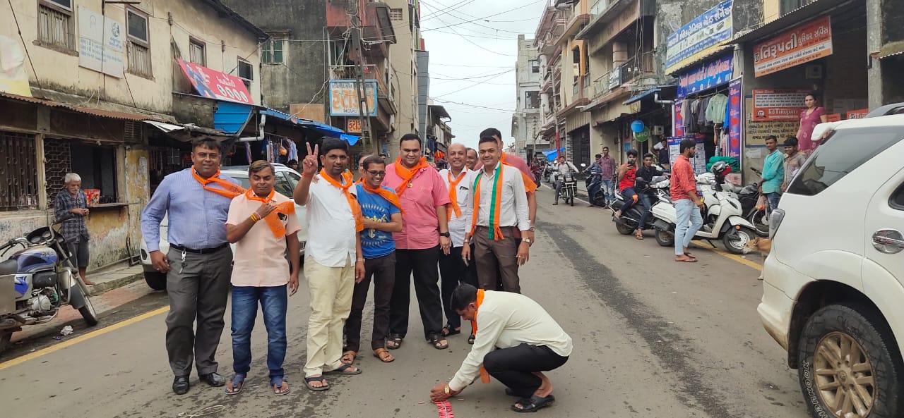 જમ્મુકાશ્મીરમાં 370/35A કલમ હટાવતા મહુવા તાલુકામાં ફટાકડા ફોડીને ઉજવણી કરી