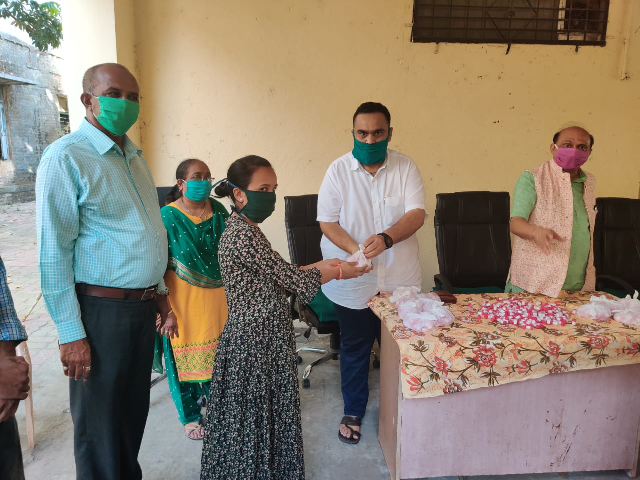 MOTHERS DAY  નિમિત્તે સ્વ.વિરૂબેન દિનકરરાય નાયક અને દિનકરરાય ગોવિંદજી નાયક ના સ્મરણાર્થે મહુવા તાલુકામાં વસતા તમામ પરિવારોને જીગરભાઈ ડી નાયક ના પરિવાર તરફથી હોમીઓપેથીક દવાના ડોઝ ARSENIC ALB.30 વિનામૂલ્યે વિતરણ  કરવામા આવ્યુ.