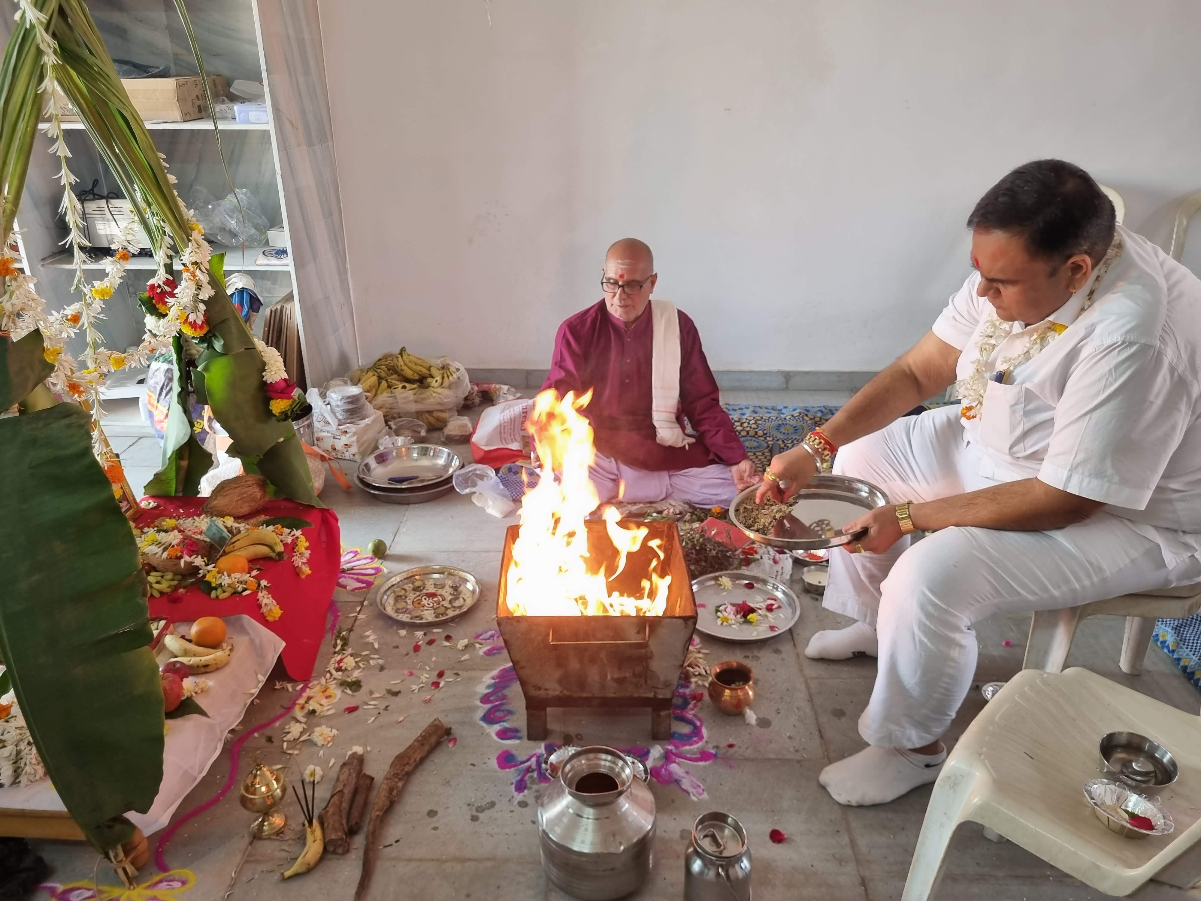 કાની વિભાગ દૂધ ઉત્પાદક સહકારી મંડળીના નવા મકાનમાં હવન કરી ઉદ્દઘાટન કર્યું.