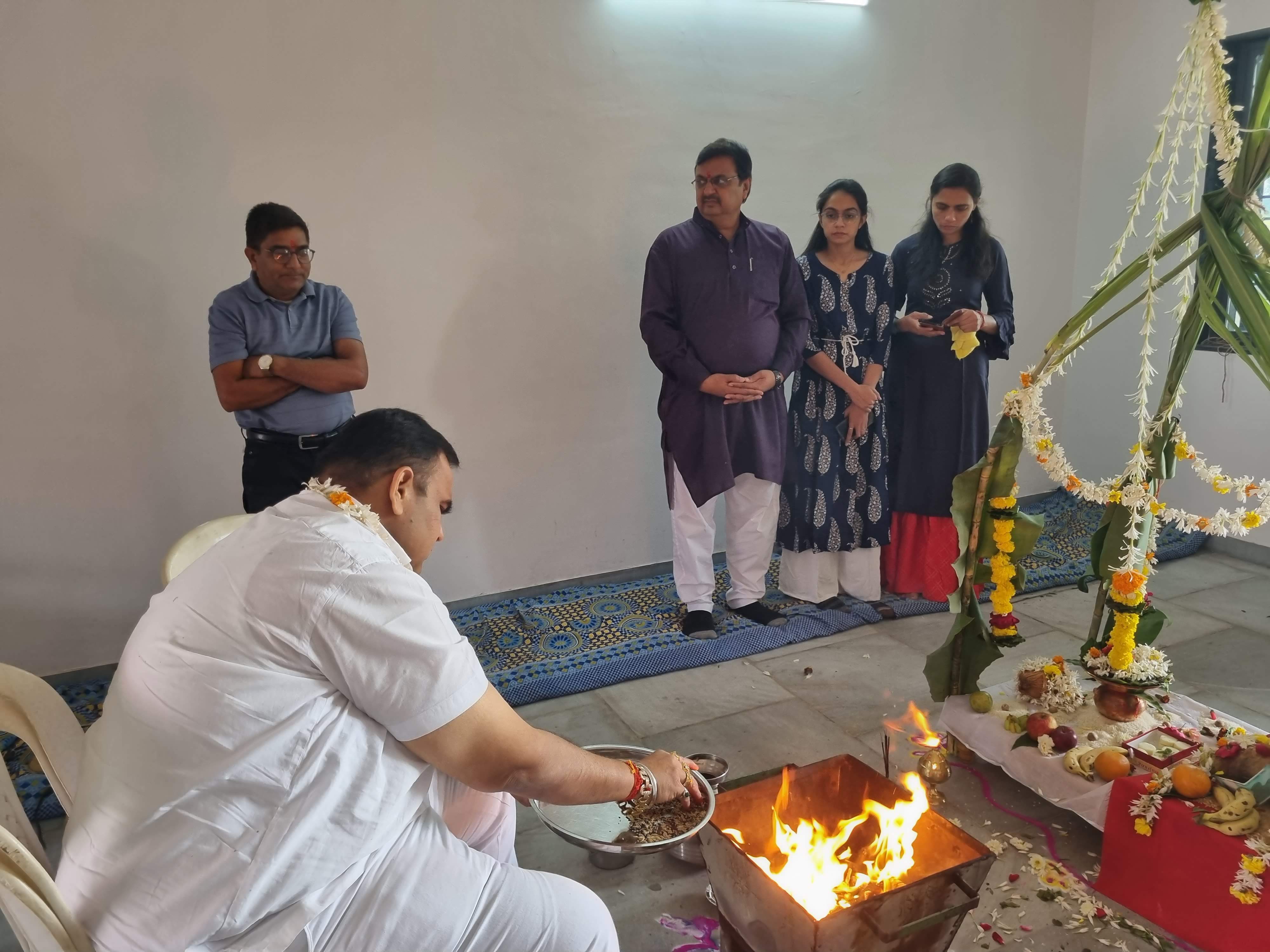 કાની વિભાગ દૂધ ઉત્પાદક સહકારી મંડળીના નવા મકાનમાં હવન કરી ઉદ્દઘાટન કર્યું.