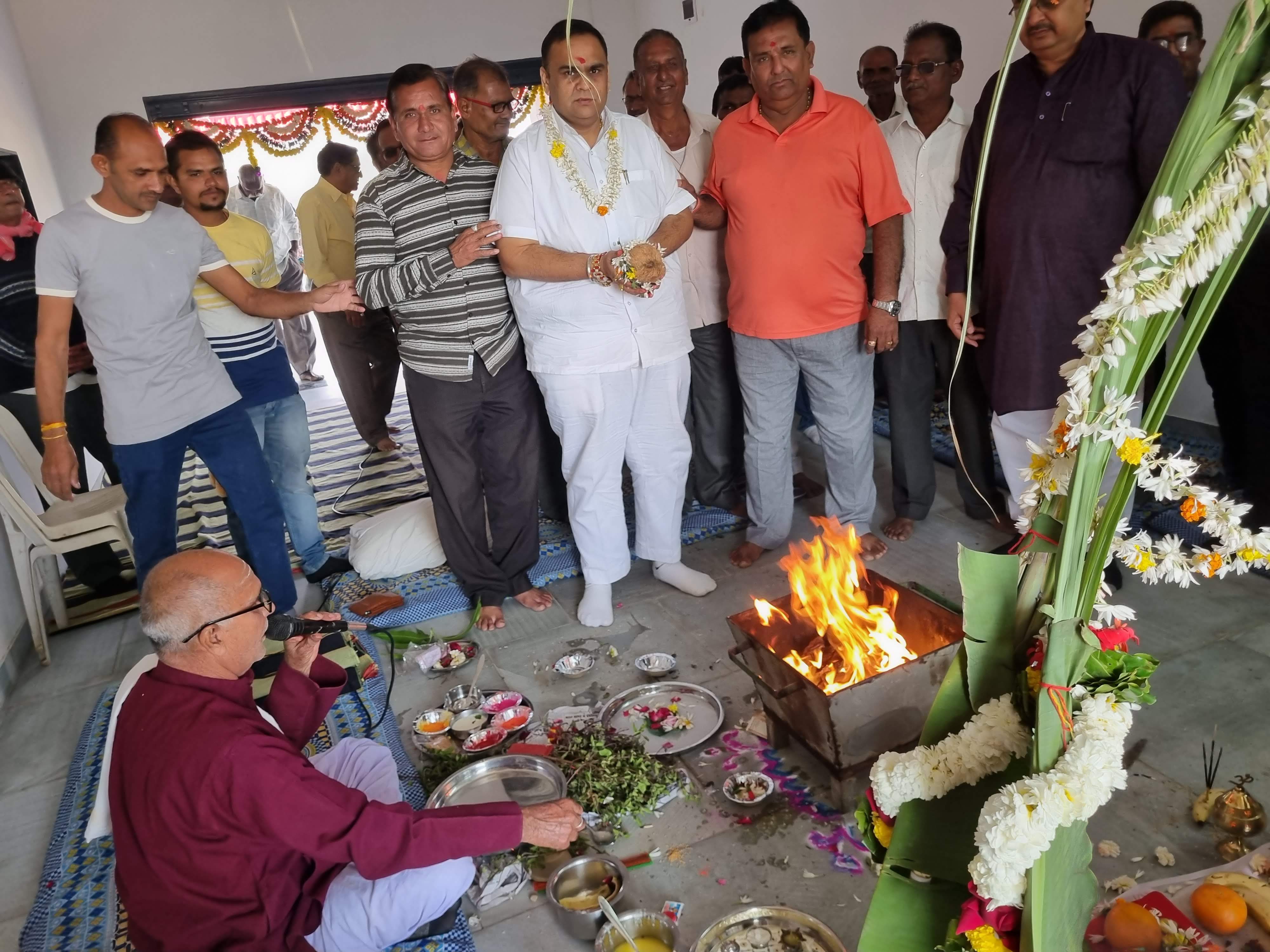 કાની વિભાગ દૂધ ઉત્પાદક સહકારી મંડળીના નવા મકાનમાં હવન કરી ઉદ્દઘાટન કર્યું.