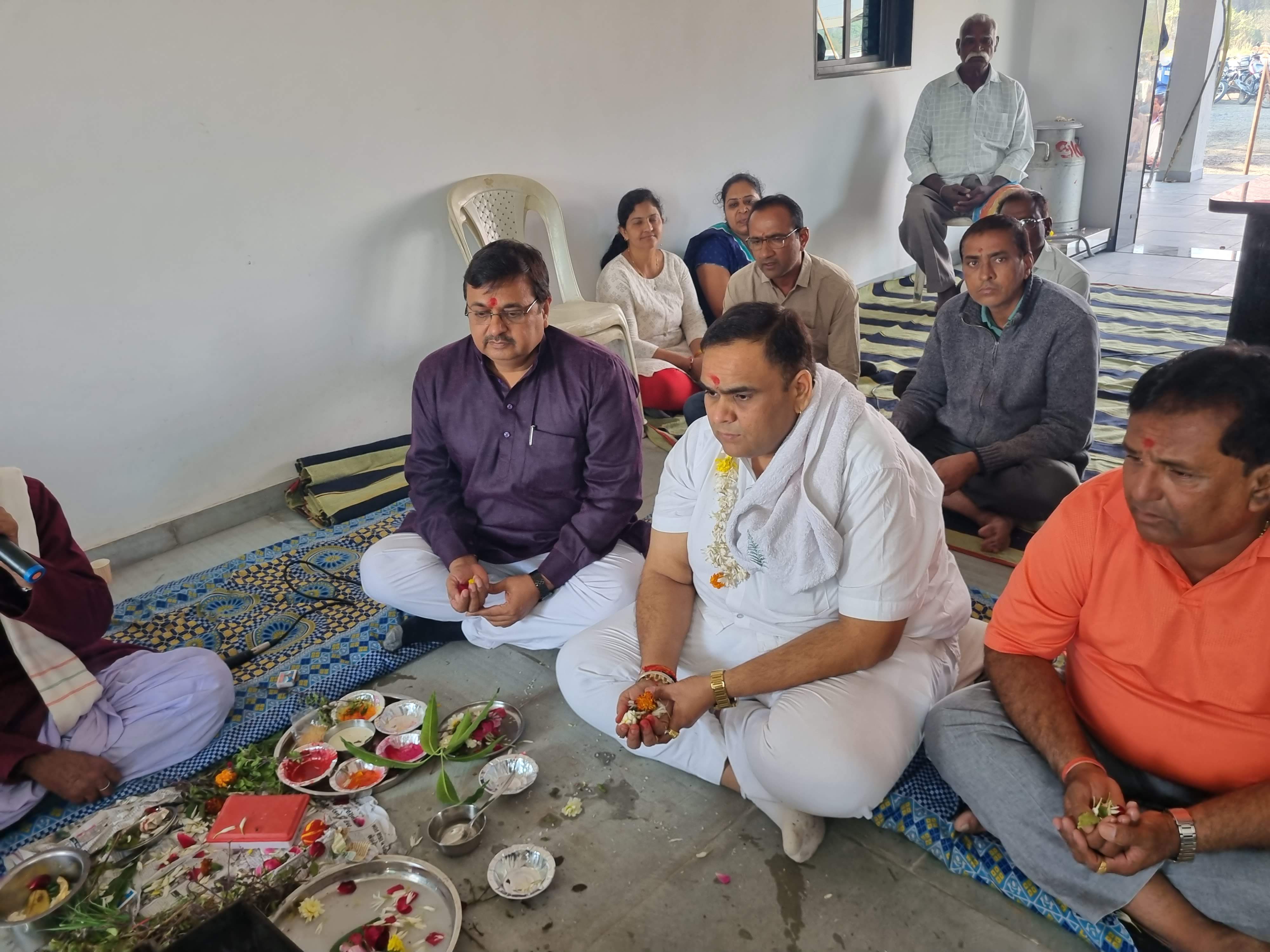 કાની વિભાગ દૂધ ઉત્પાદક સહકારી મંડળીના નવા મકાનમાં હવન કરી ઉદ્દઘાટન કર્યું.