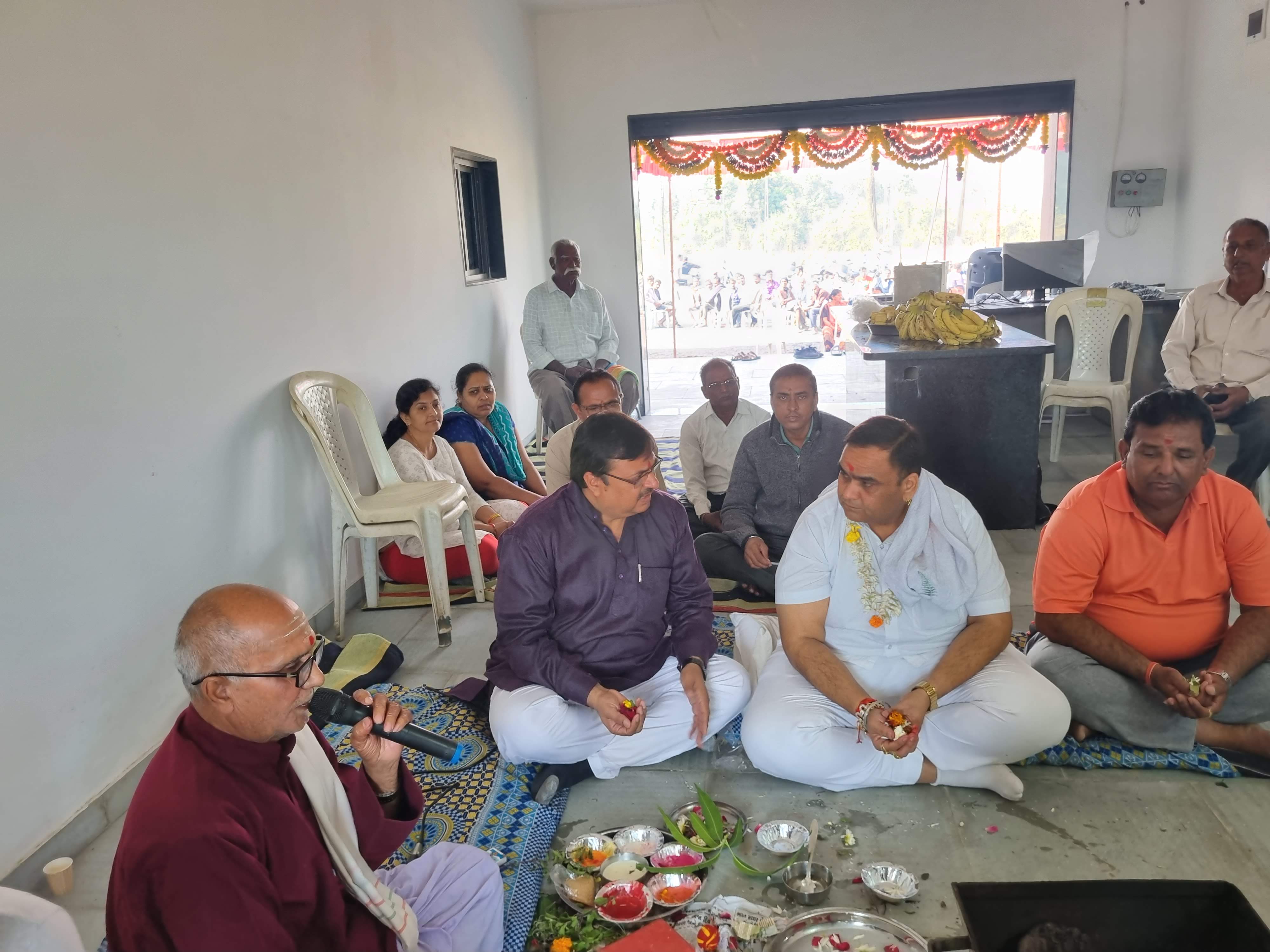 કાની વિભાગ દૂધ ઉત્પાદક સહકારી મંડળીના નવા મકાનમાં હવન કરી ઉદ્દઘાટન કર્યું.