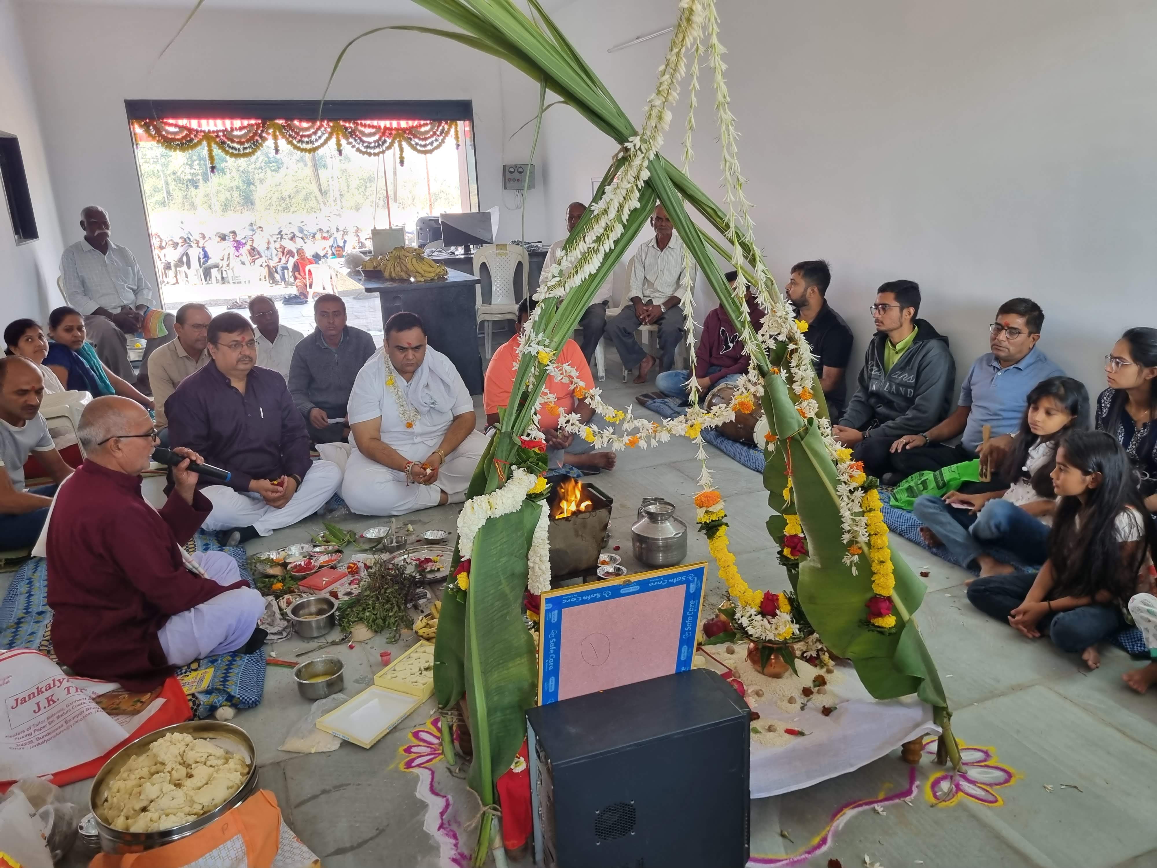 કાની વિભાગ દૂધ ઉત્પાદક સહકારી મંડળીના નવા મકાનમાં હવન કરી ઉદ્દઘાટન કર્યું.