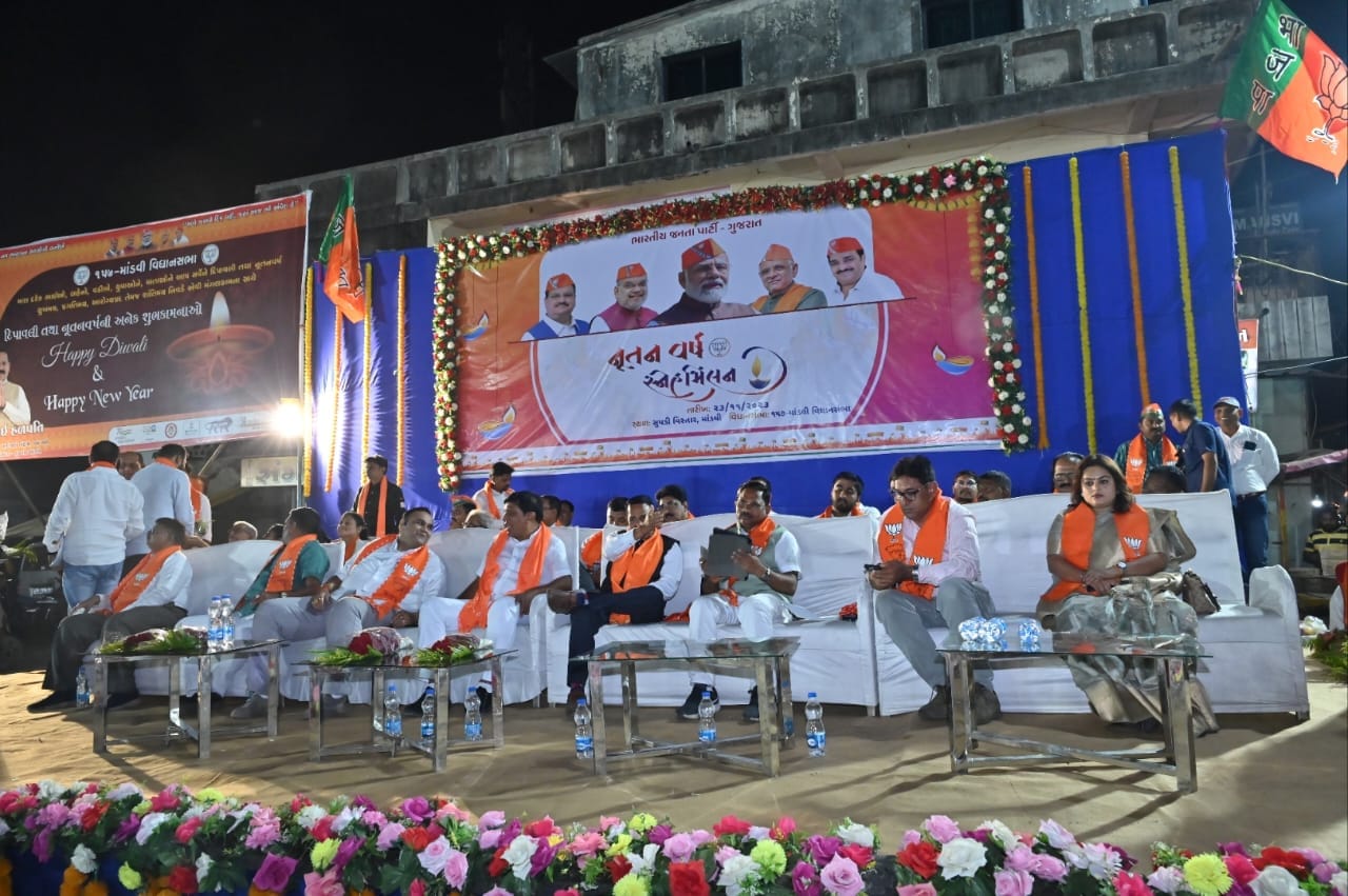 નવીન વર્ષ નિમિતે ભારતીય જનતા પાર્ટી કામરેજ વિધાનસભાનું ભવ્ય સ્નેહમિલન કાર્યક્રમનું આયોજન કરવામાં આવ્યું, જેમાં ઉપસ્થિત રહીને બારડોલી સાંસદ શ્રી પ્રભુભાઈ વસાવાજી એ સૌ કાર્યકર્તાઓને નવા વર્ષની શુભકામનાઓ પાઠવી તેમજ આદરણીય પ્રધાનમંત્રી નરેન્દ્રભાઈ મોદી સાહેબના નવીન ભારતના વિચારોને સમર્પિત થવા સંકલ્પબદ્ધ થવા આહવાન કર્યું.