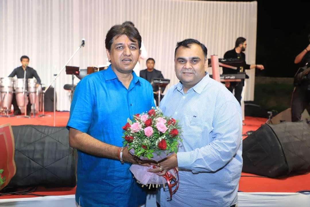 તા.૨૨/૦૫/૨૦૨૪ ના રોજ મારા મોટા ભાઈ સમાન એવા અનાવિલ સમાજનું ગૌરવ અને રાજકીય તથા સહકારી આગેવાન એવા સુરત જિલ્લા ભાજપના પૂર્વ પ્રમુખશ્રી, ચોર્યાસી વિધાનસભાના ધારાસભ્યશ્રી, એપીએમસી સુરતના ચેરમેનશ્રી, સુ.ડી.કોના પૂર્વ ઉપપ્રમુખશ્રી તેમજ શ્રી દયાળજી અનાવિલ કેળવણી મંડળના ટ્રસ્ટી શ્રી સંદિપભાઈ જે. દેસાઈને જન્મદિવસની ખૂબ ખૂબ શુભેચ્છા સહ શુભકામનાઓ.